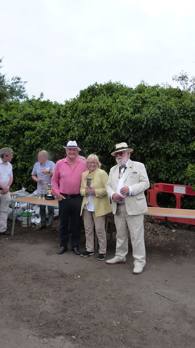 aileen receives prize 