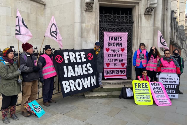 XR Wandsworth protestors hold vigil outside the prison 